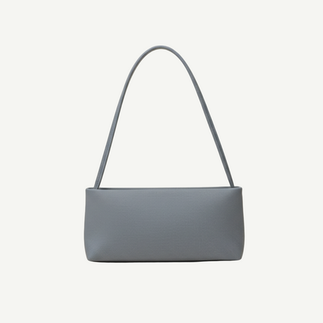 Bolso Minimal Blue Mist en material vegano premium, silueta rectangular rígida y asa alargada. Ligero, estructurado y minimalista, ideal para looks urbanos y elegantes.