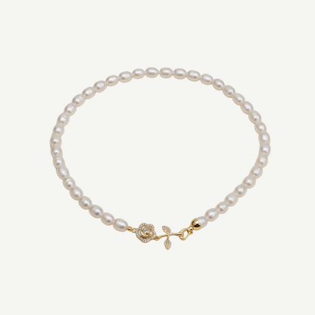 Collar de perlas freshwater 6–7 mm con cierre T-Bar dorado. Perlas naturales A-, brillo suave y diseño clásico-moderno. Elegante y versátil.