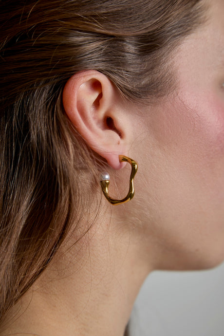 Aura Pearl Curve Earrings