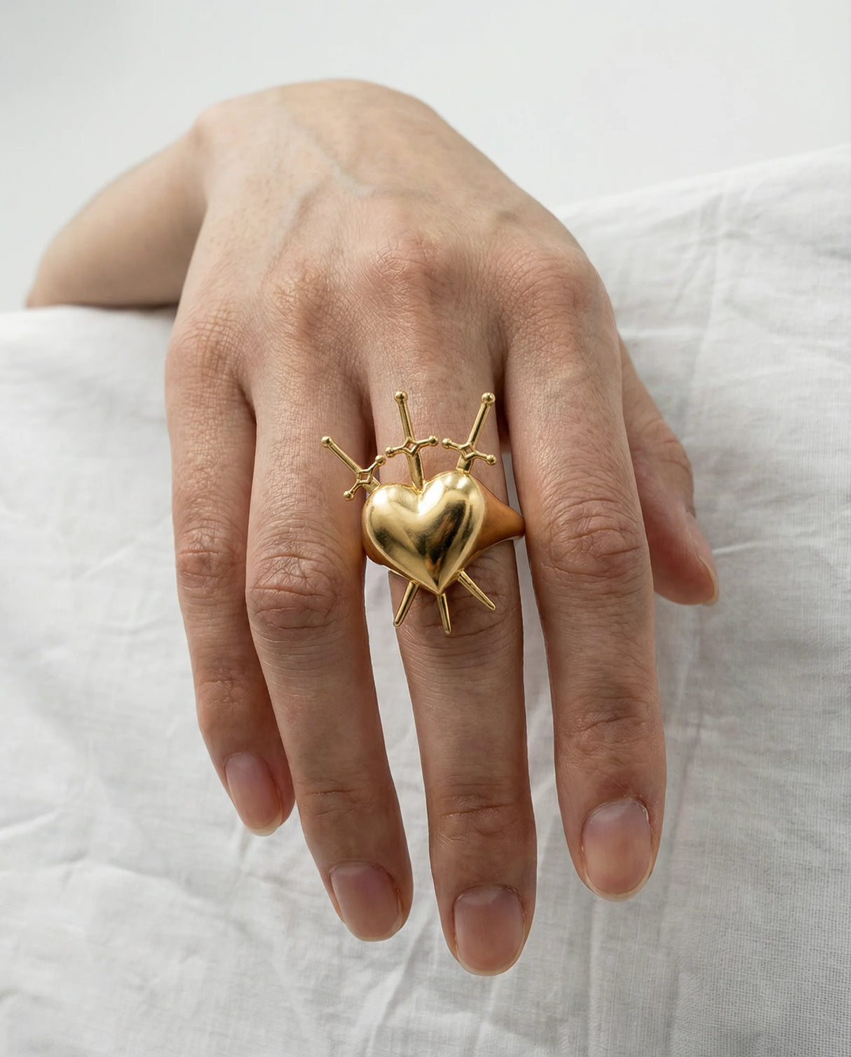 El anillo de las 3 espadas del corazón - Selenova