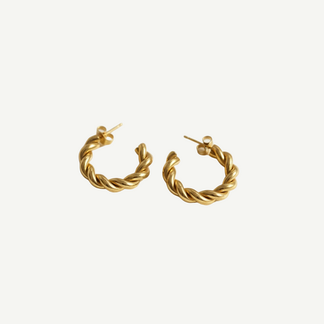 Pendientes Aro Twist Gold trenzados en latón con baño de oro, ligeros y elegantes, perfectos para looks diarios o arreglados.