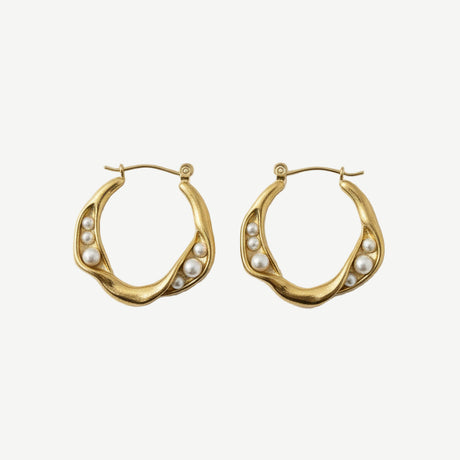 Pendientes Aura Pearl Hoops en latón con baño de oro y microperlas engastadas. Ligeros, elegantes y versátiles para looks diarios o especiales.