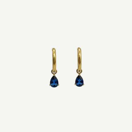 Pendientes Lágrima Azul con aro dorado minimalista y piedra zirconia azul en forma de gota, diseño elegante y ligero.