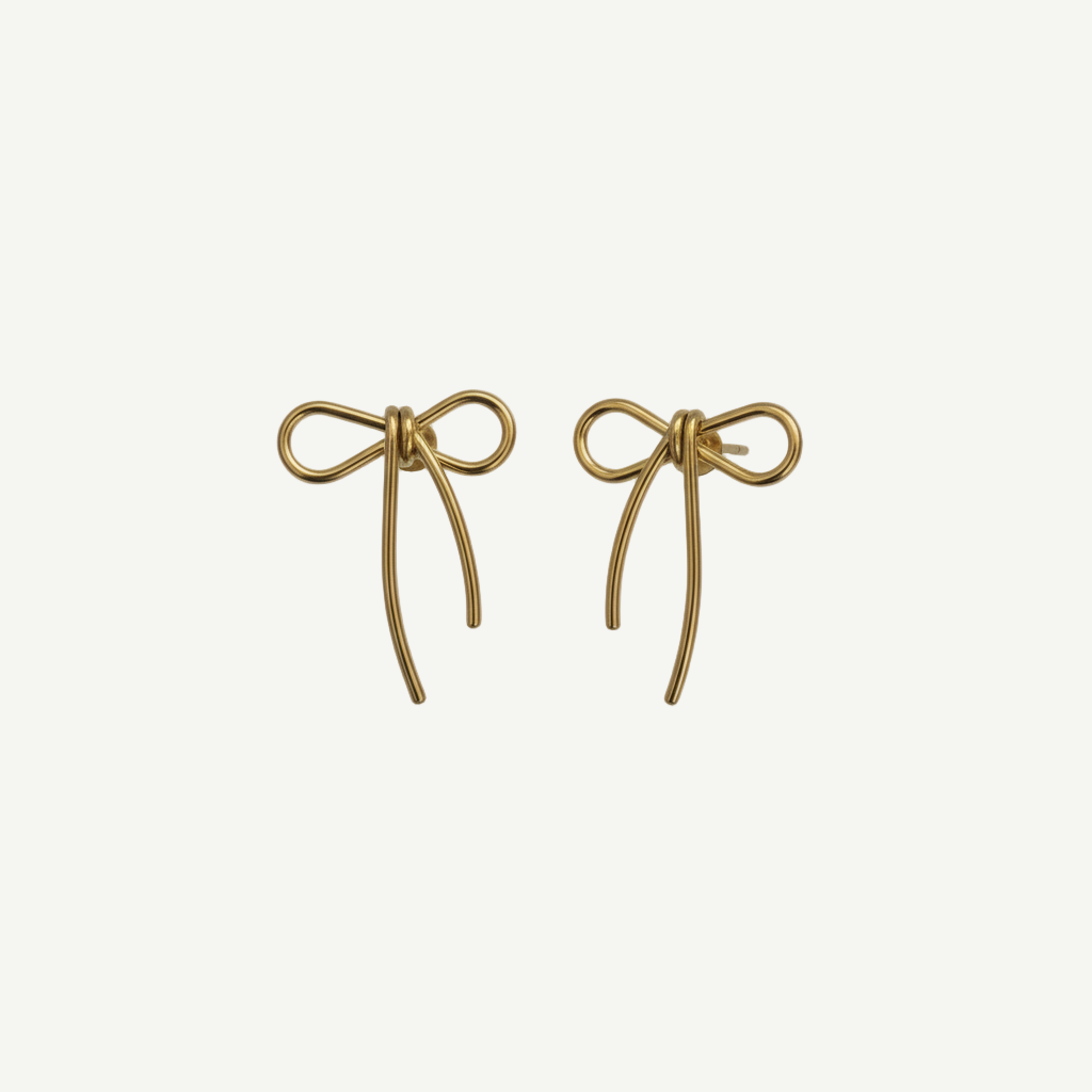 Pendientes Lazo Fino Dorado en aleación con chapado de oro flash, diseño minimalista y ultraligero en forma de lazo. Elegantes y cómodos para looks diarios o sofisticados.