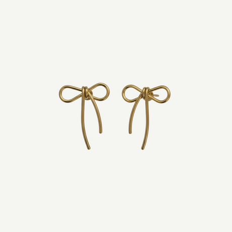 Pendientes Lazo Fino Dorado en aleación con chapado de oro flash, diseño minimalista y ultraligero en forma de lazo. Elegantes y cómodos para looks diarios o sofisticados.