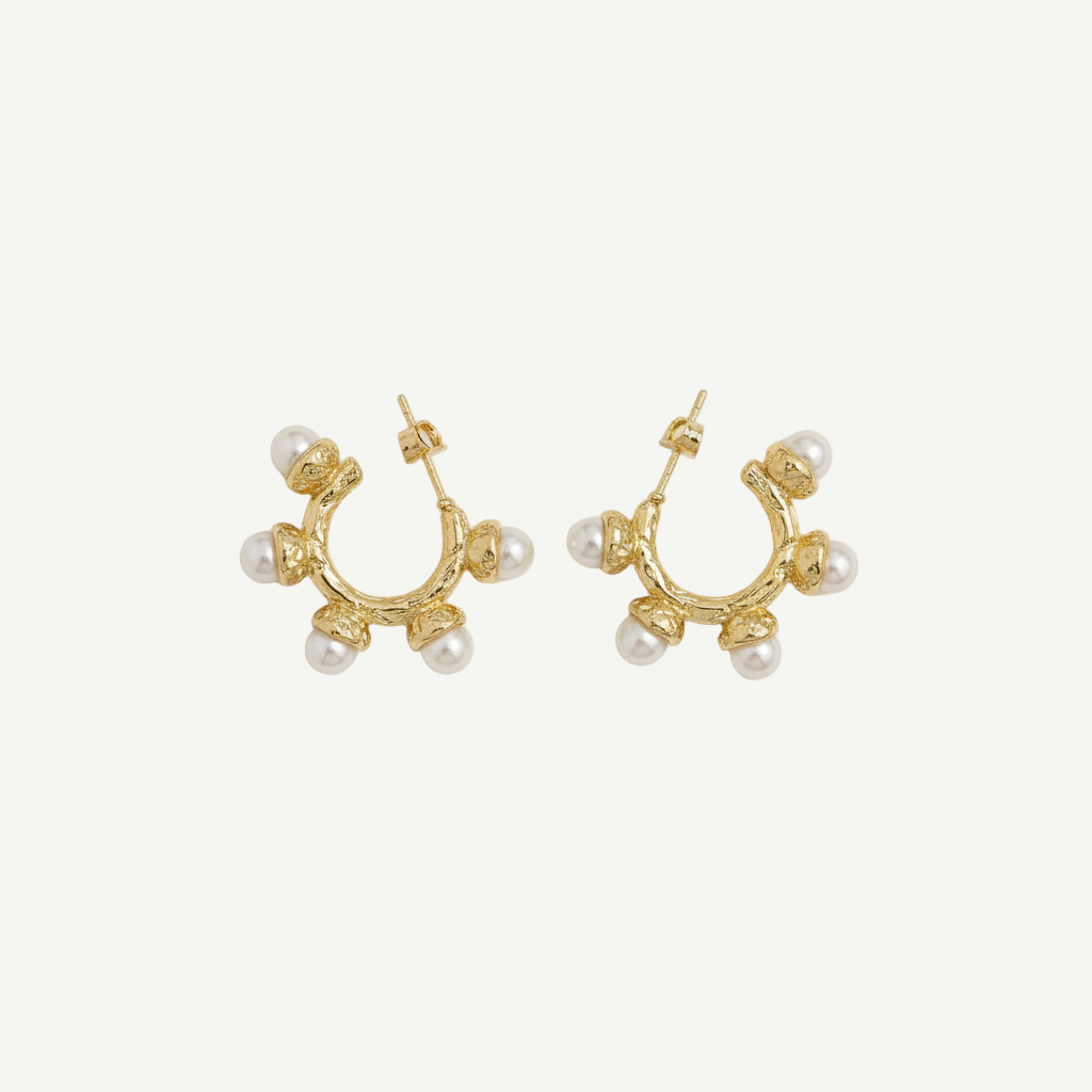 Pendientes Perla Barroca Royale semicirculares con baño de oro y perlas blancas, diseño elegante y ligero para eventos o looks diarios.