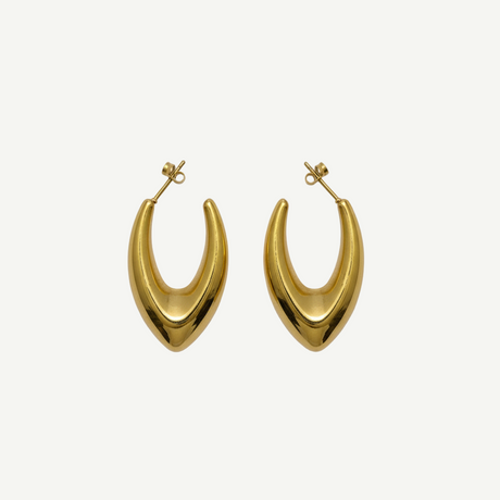 Pendientes Twist Gold en latón chapado oro, diseño alargado con giro, elegantes y ligeros, perfectos para looks casuales o formales.