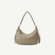 Bolso Crescent Taupe en PU vegano premium con textura arrugada y silueta curva. Ligero, flexible y moderno, ideal para uso diario y looks casual.