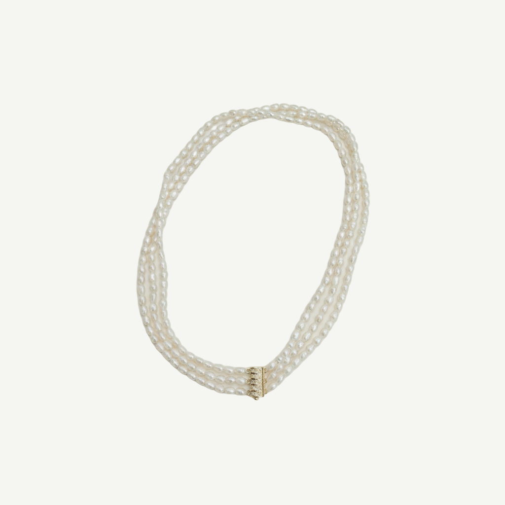 Collar de perlas barrocas freshwater 4–5 mm rice shape con brillo natural y cierre dorado minimalista.