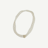 Collar de perlas barrocas freshwater 4–5 mm rice shape con brillo natural y cierre dorado minimalista.