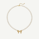 Collar de perlas freshwater 6–7 mm con cierre T-Bar dorado. Diseño clásico y moderno, perlas naturales y brillo suave. Perfecto para looks diarios o especiales.