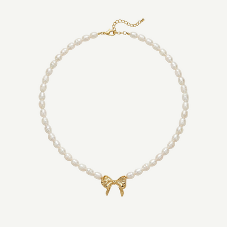 Collar de perlas freshwater 6–7 mm con cierre T-Bar dorado. Diseño clásico y moderno, perlas naturales y brillo suave. Perfecto para looks diarios o especiales.