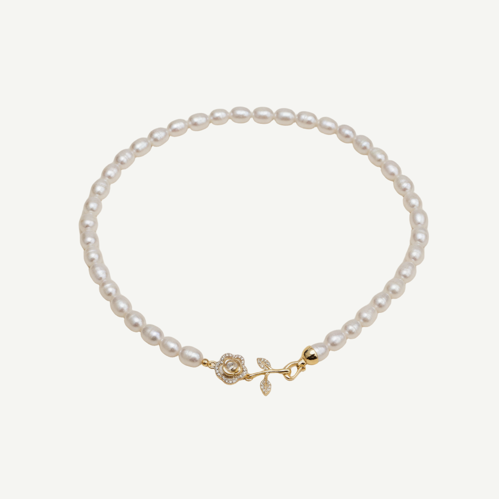 Collar de perlas freshwater 6–7 mm con cierre T-Bar dorado. Perlas naturales A-, brillo suave y diseño clásico-moderno. Elegante y versátil.