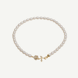 Collar de perlas freshwater 6–7 mm con cierre T-Bar dorado. Perlas naturales A-, brillo suave y diseño clásico-moderno. Elegante y versátil.