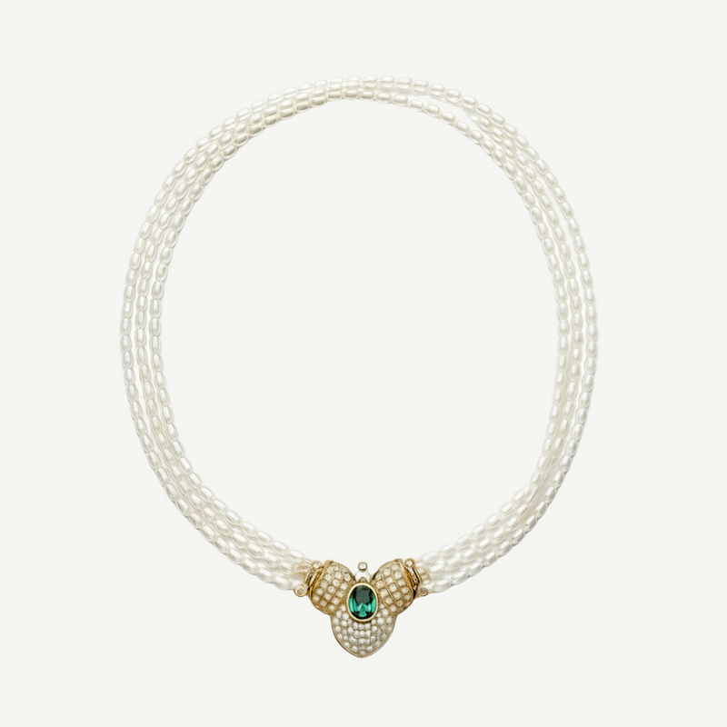 Collar de perlas freshwater calidad A con dos hileras, cierre dorado con circonita verde, elegante y versátil para eventos o looks diarios.