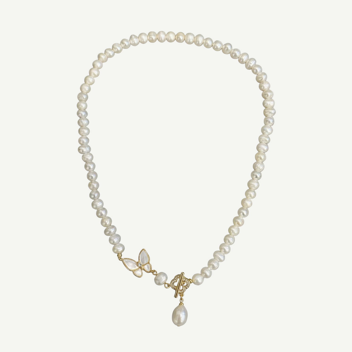 Collar de perlas freshwater naturales 6–7 mm con cierre dorado. Perlas A-, brillo suave y diseño elegante y atemporal. Ligero y versátil.