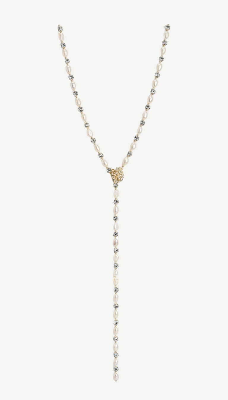 Collar largo de perlas freshwater 5–6 mm, cierre dorado y diseño versátil para llevar en doble vuelta, lariat o estilo largo.