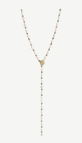 Collar largo de perlas freshwater 5–6 mm, cierre dorado y diseño versátil para llevar en doble vuelta, lariat o estilo largo.