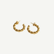 Pendientes Aro Twist Gold trenzados en latón con baño de oro, ligeros y elegantes, perfectos para looks diarios o arreglados.