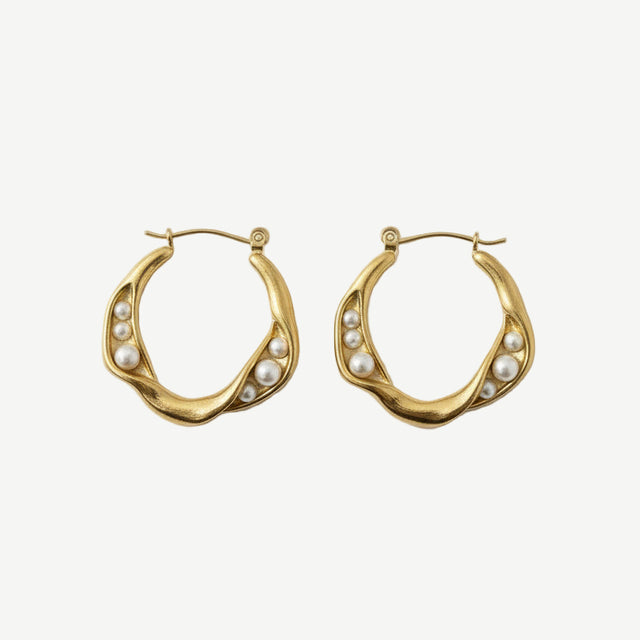 Pendientes Aura Pearl Hoops en latón con baño de oro y microperlas engastadas. Ligeros, elegantes y versátiles para looks diarios o especiales.