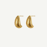 Pendientes Espiral Dorada tipo aro con diseño texturizado en espiral, chapado en oro flash, ligeros y elegantes para looks diarios o especiales.