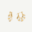 Pendientes Golden Shell Mini Hoops en latón con baño de oro y esmalte blanco. Ligeros, elegantes y modernos, perfectos para looks diarios o minimalistas.