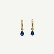 Pendientes Lágrima Azul con aro dorado minimalista y piedra zirconia azul en forma de gota, diseño elegante y ligero.