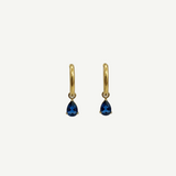 Pendientes Lágrima Azul con aro dorado minimalista y piedra zirconia azul en forma de gota, diseño elegante y ligero.