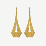 Pendientes Origami Gold en aleación dorada con diseño geométrico y acabado texturizado. Ligeros, elegantes y versátiles para looks de día o noche.