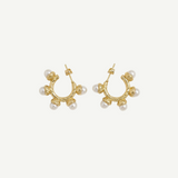 Pendientes Perla Barroca Royale semicirculares con baño de oro y perlas blancas, diseño elegante y ligero para eventos o looks diarios.