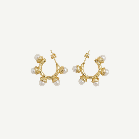 Pendientes Perla Barroca Royale semicirculares con baño de oro y perlas blancas, diseño elegante y ligero para eventos o looks diarios.