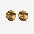 Pendientes Wave Gold en aleación dorada con forma ondulada y acabado pulido. Ligeros, elegantes y versátiles para looks diarios o más sofisticados.