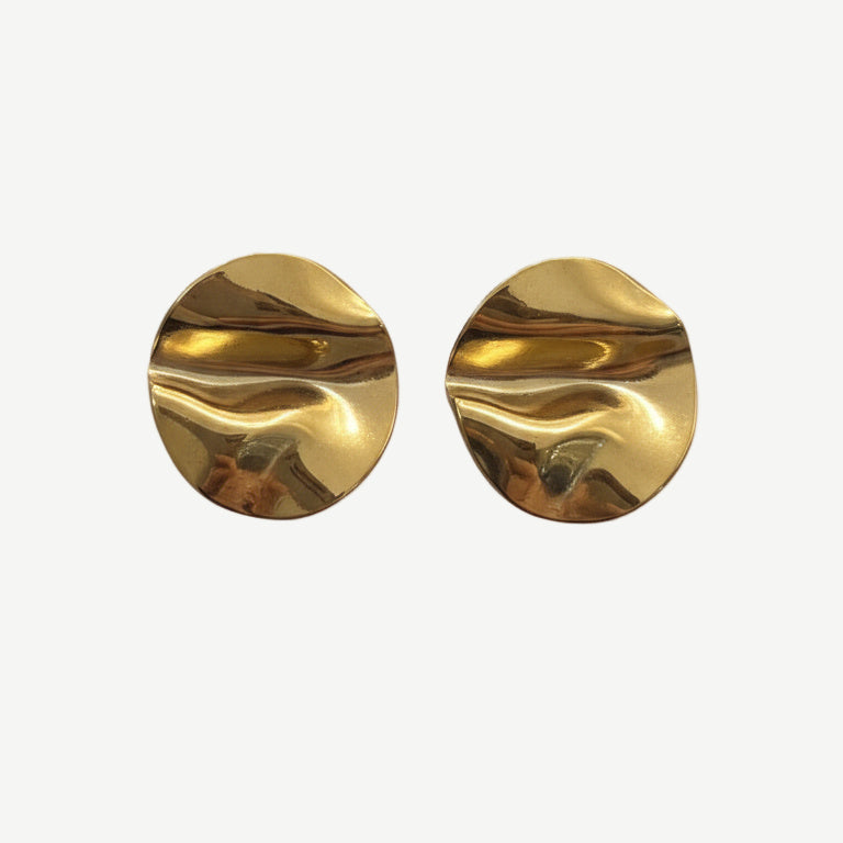 Pendientes Wave Gold en aleación dorada con forma ondulada y acabado pulido. Ligeros, elegantes y versátiles para looks diarios o más sofisticados.